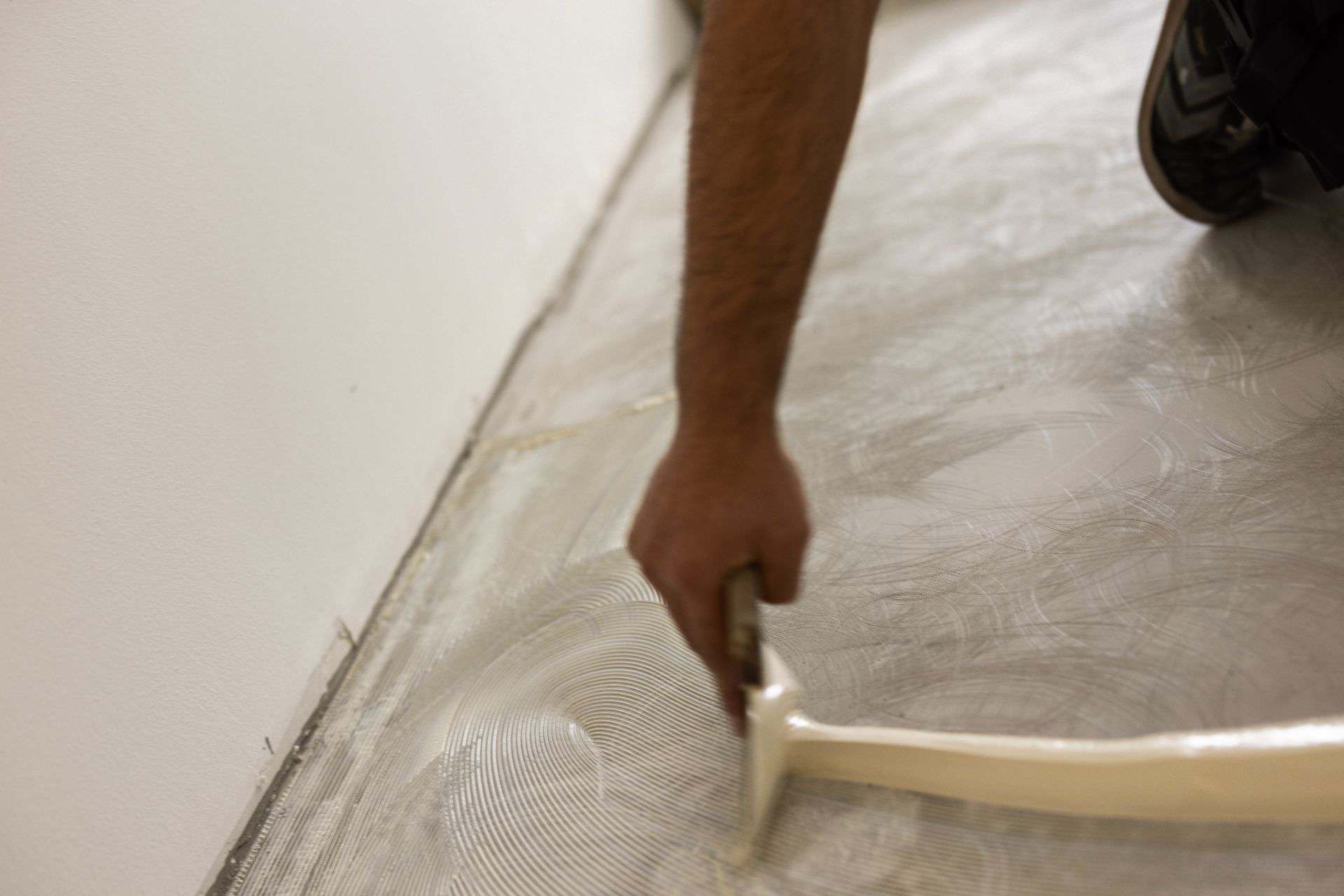 Gulv lægges i forbindelse med renovering af trappeopgang